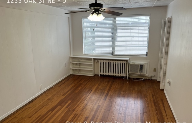 1233 OAK ST NE