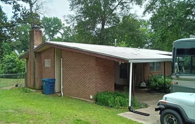 2 beds, 1 bath, $1,300