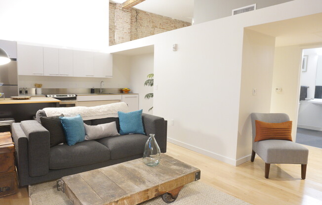 1 bed, 1 bath, 624 sqft, $995, Unit Loft J