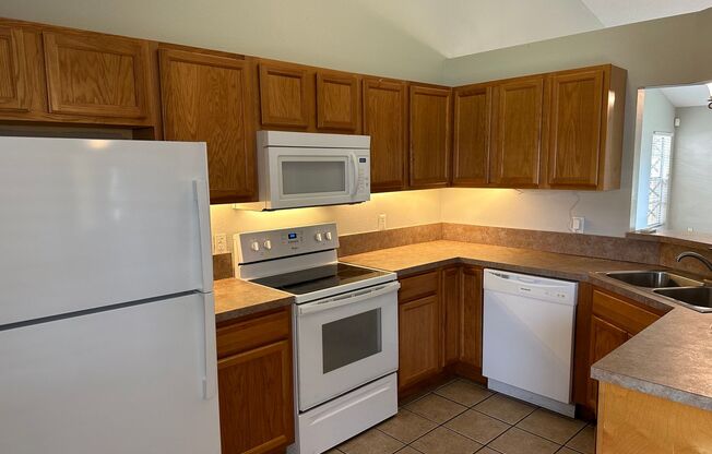 East Orlando 3 bedroom home in quiet, established community.