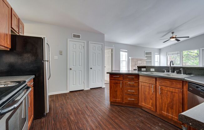 2 beds, 2 baths, $1,650, Unit Unit 213