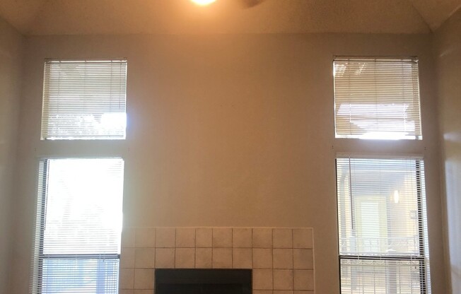 UT PRE-LEASE: 2 bed/2 bath West Campus Condo with cathedral ceilings, washer/dryer, 2 RSVD Pkg, Balcony