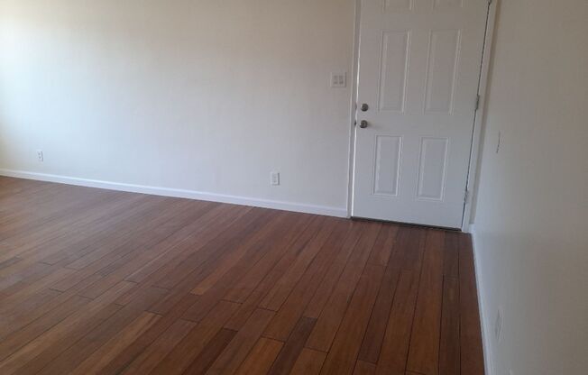 2 beds, 1 bath, 800 sqft, $2,900