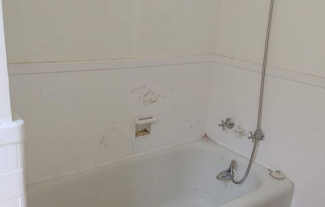 Studio, 1 bath, 315 sqft, $999, Unit 2I