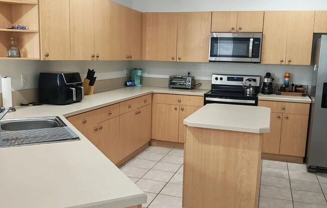 Fully Furnished Townhouse with Water View in Riverview