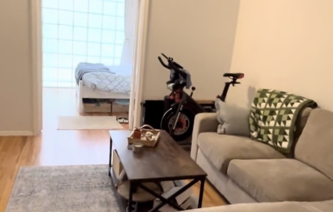 2 beds, 1 bath, $4,600, Unit 4A