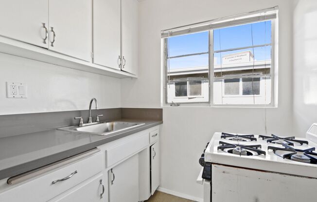 10906 Santa Monica Blvd, prime Westwood!