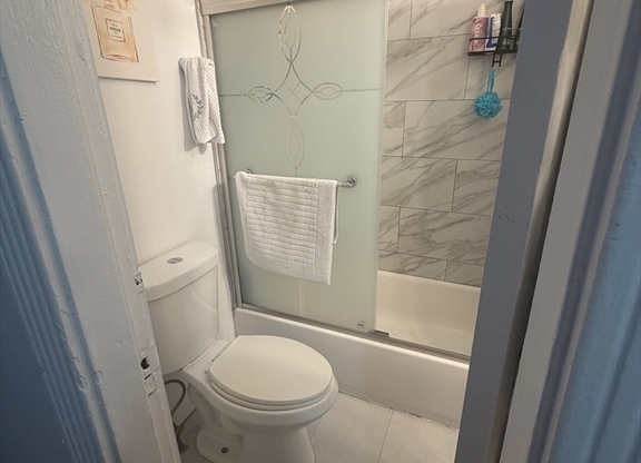 3 beds, 1 bath, 999 sqft, $4,200, Unit 25