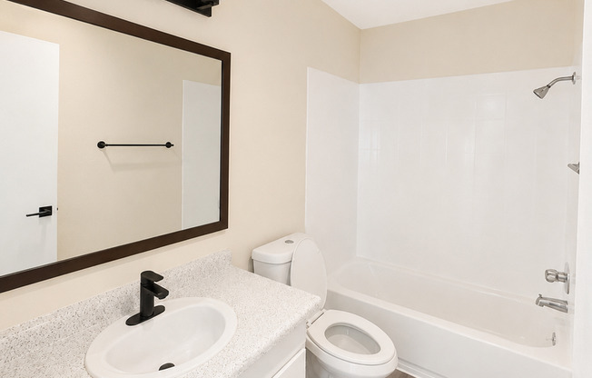 2 beds, 1 bath, 896 sqft, $2,095, Unit 035