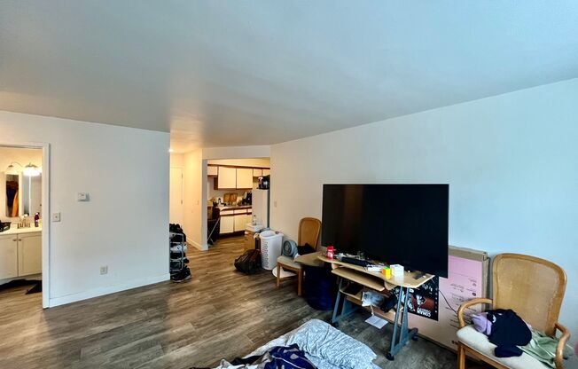 2 beds, 1 bath, $1,325, Unit 108