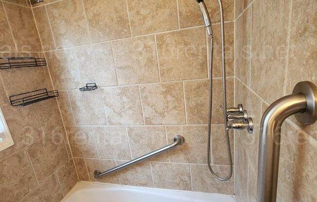 $950 - 3 bedroom / 1 bathroom - Single Family Home
