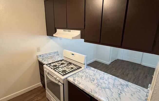 2 beds, 1 bath, $1,050, Unit 32