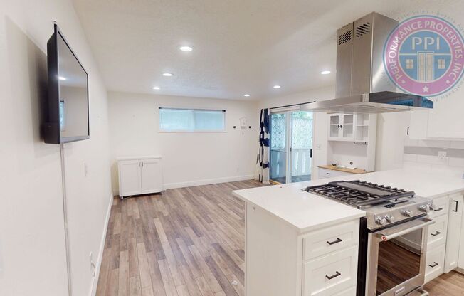 *MILWAUKIE!!!  A GARDENER'S DELIGHT, GORGEOUS OUTDOOR LIVING, STYLISH AMENITIES!