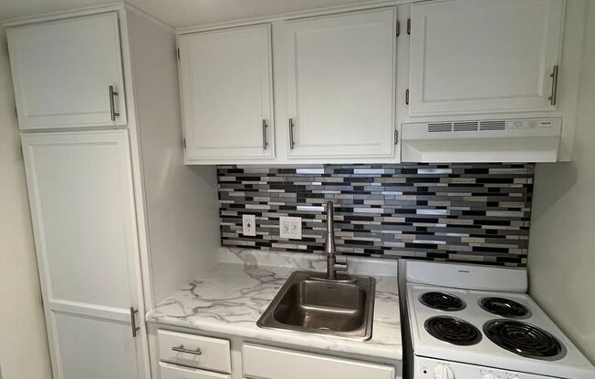 1 bed, 1.5 baths, 850 sqft, $1,395, Unit 132W