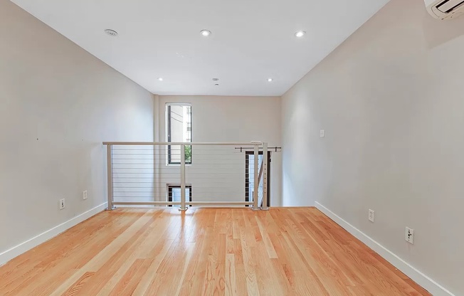 215 E 81 ST