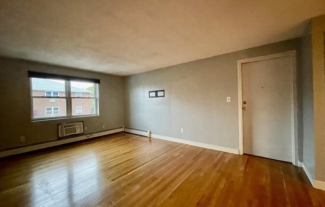 1 bed, 1 bath, 715 sqft, $1,900, Unit 9