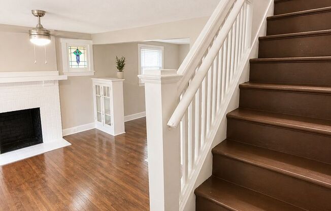 *** Mt. Lebanon Duplex for Rent with Front and Back Porch * Pet Friendly Apartment * Walk to the T * Renovated ***