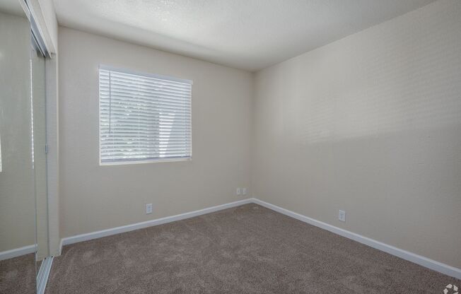 2 beds, 1 bath, 861 sqft, $1,725, Unit 32