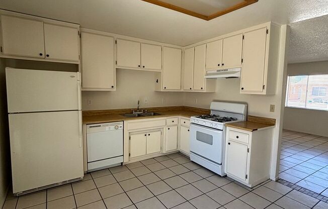 2 beds, 2 baths, $1,250, Unit B