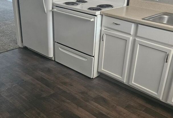 2 beds, 1 bath, 750 sqft, $1,070, Unit B10 1011 09