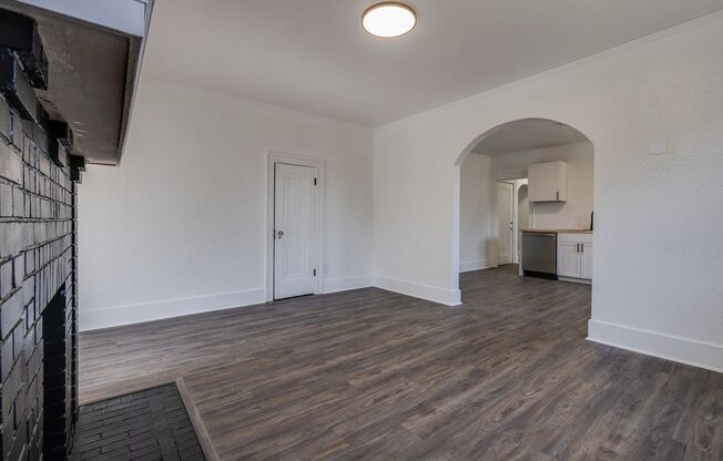 3 beds, 1 bath, $1,300, Unit (201 Locust)1st FLR Right