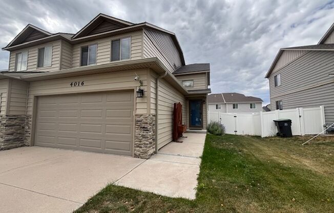 4 Bedroom 3.5 Bath Townhome in Saddle Ridge!!!