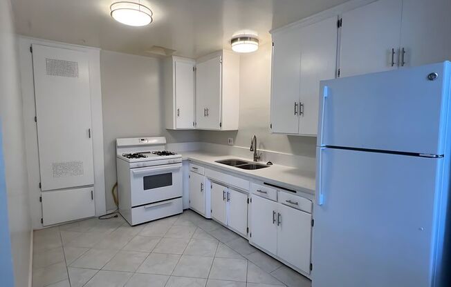 2 beds, 1 bath, $2,450