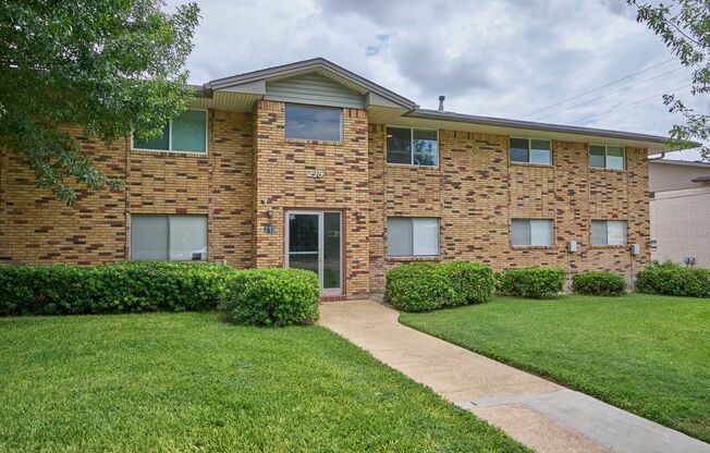 Excellent location! First Floor Condo in NEISD ready for move in Now
