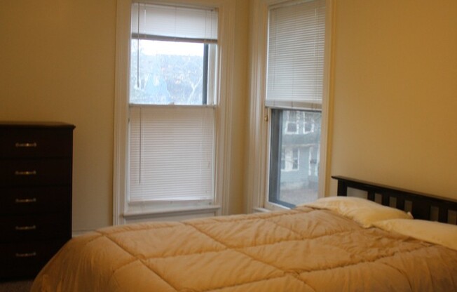 2 beds, 1 bath, $1,900, Unit Apt 4