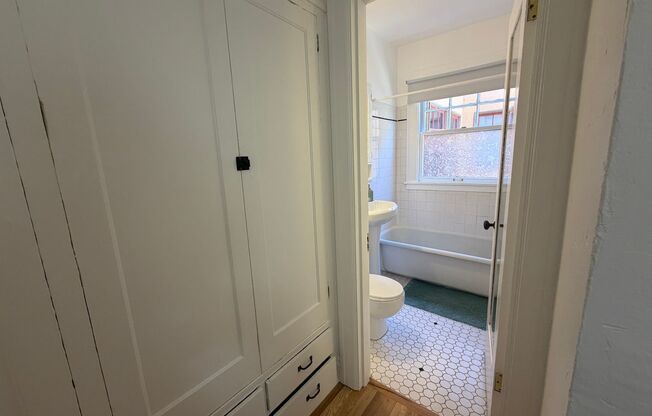 Studio, 1 bath, 320 sqft, $1,129, Unit 06