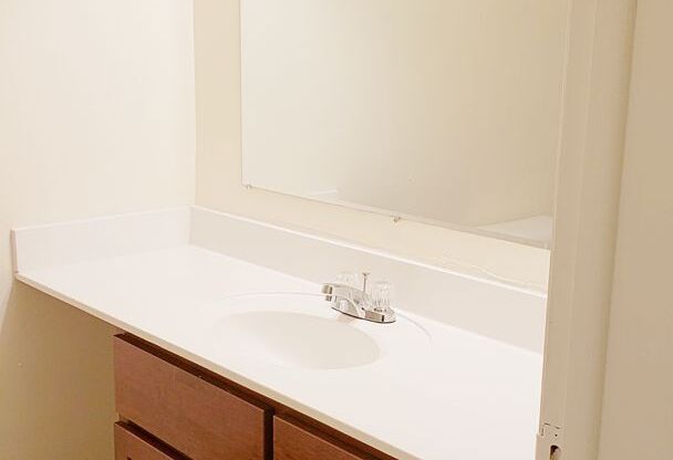 3 beds, 1 bath, 950 sqft, $1,424, Unit 5822-3 Russett