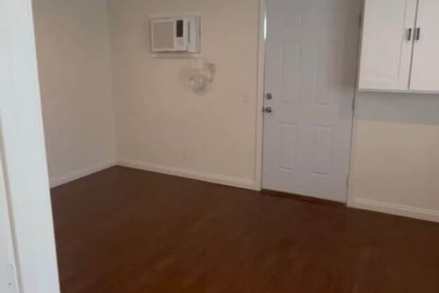 Newly Renovated & Bright Studio in Henderson - Utilities Included!