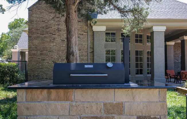 outdoor grilling area at Stoneleigh on Spring Creek apartments