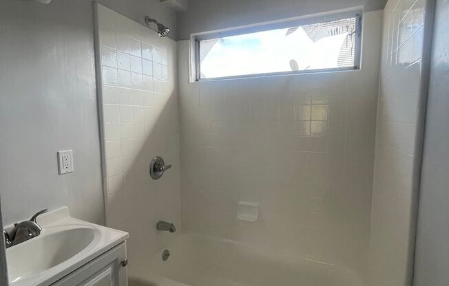 1 bed, 1 bath, $2,000, Unit 09