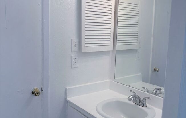 3 beds, 2 baths, $1,200, Unit # 2707
