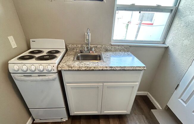 Updated 1 Bed 1 Bath Unit in Super Convenient Location!