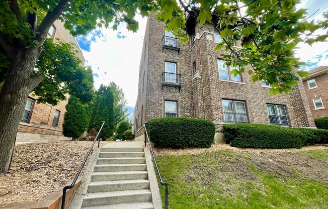 2632 N Oakland Ave