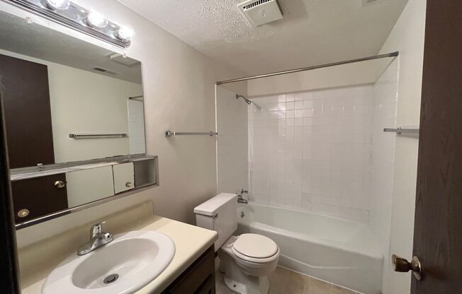 2 beds, 1 bath, $950, Unit 4