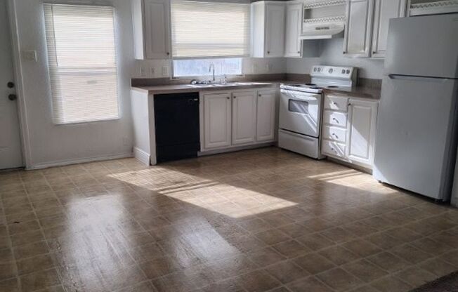 3 bedrooms / 2 bathroom house with private backyard