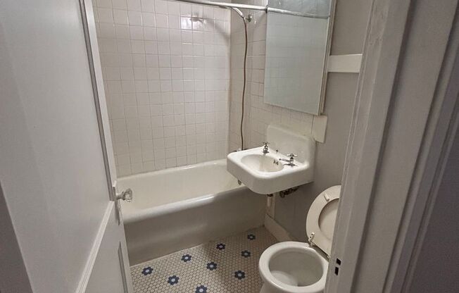 Studio, 1 bath, $800, Unit 10