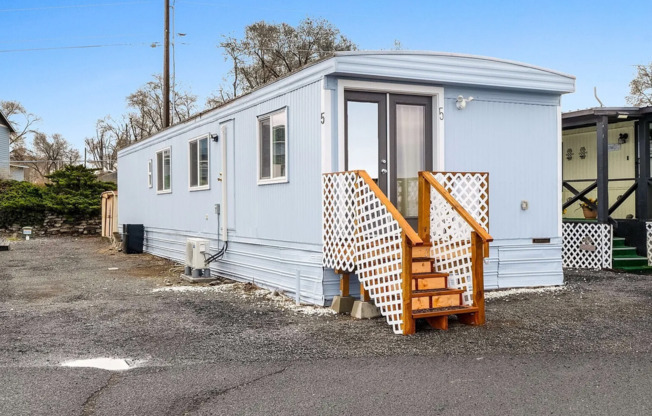 Waterfront Tiny Home for Rent! Fully Furnished.