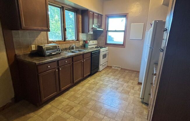 4 beds, 2 baths, $1,250, Unit 2