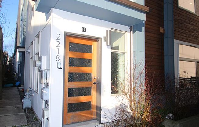 LUXURY BALLARD TOWNHOME W HIGH END FINISHES, VIEWS & EASY COMMUTE!
