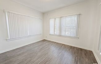 881 W 23 ST