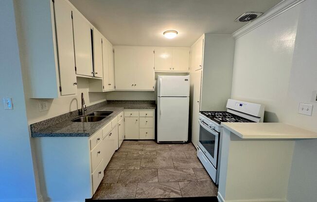 Spacious 1 Bedroom in West Hollywood!