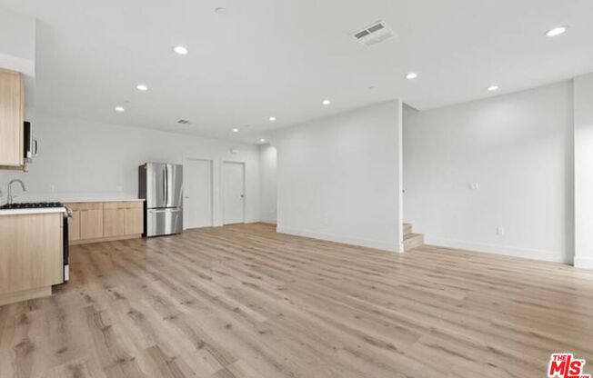 6937 SIMPSON AVE