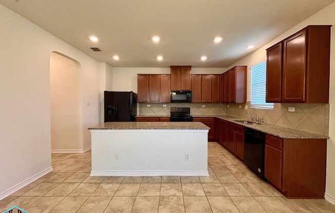 Gorgeous 4 bedroom, 3.5 bath home, minutes form IH-35 off Green Valley Rd. in Cibolo!
