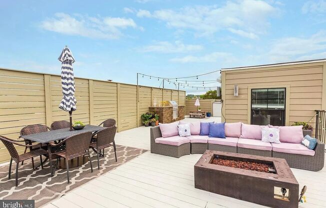 Amazing Top Floor, 2BR, 2BA with Private Rooftop and Garage parking! A Must see!!