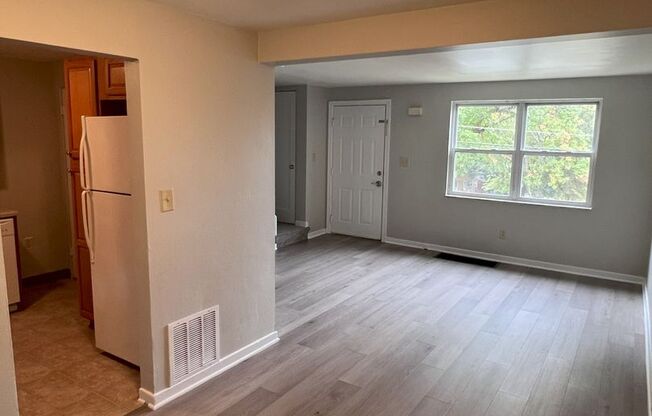 3 beds, 1 bath, 975 sqft, $1,375, Unit 3315J