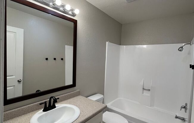 2 beds, 1 bath, 896 sqft, $2,250, Unit 006